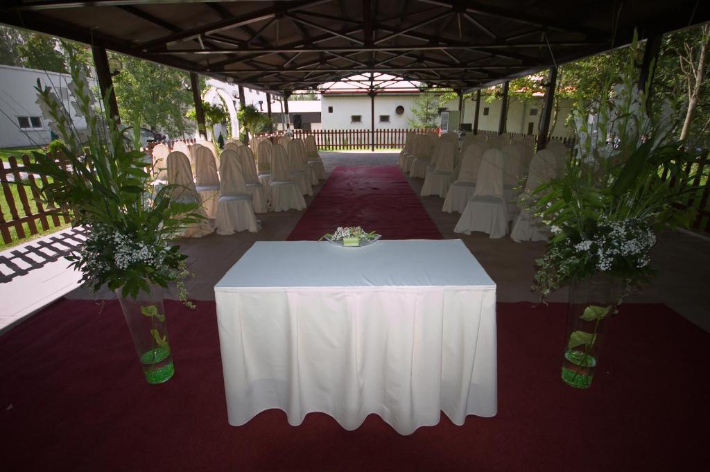 Hotel Astra Tuchlovice Luaran gambar